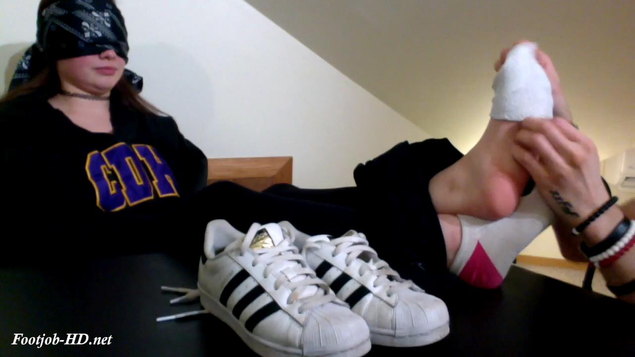 19 year old preppy girl gabbi gives her first footjob